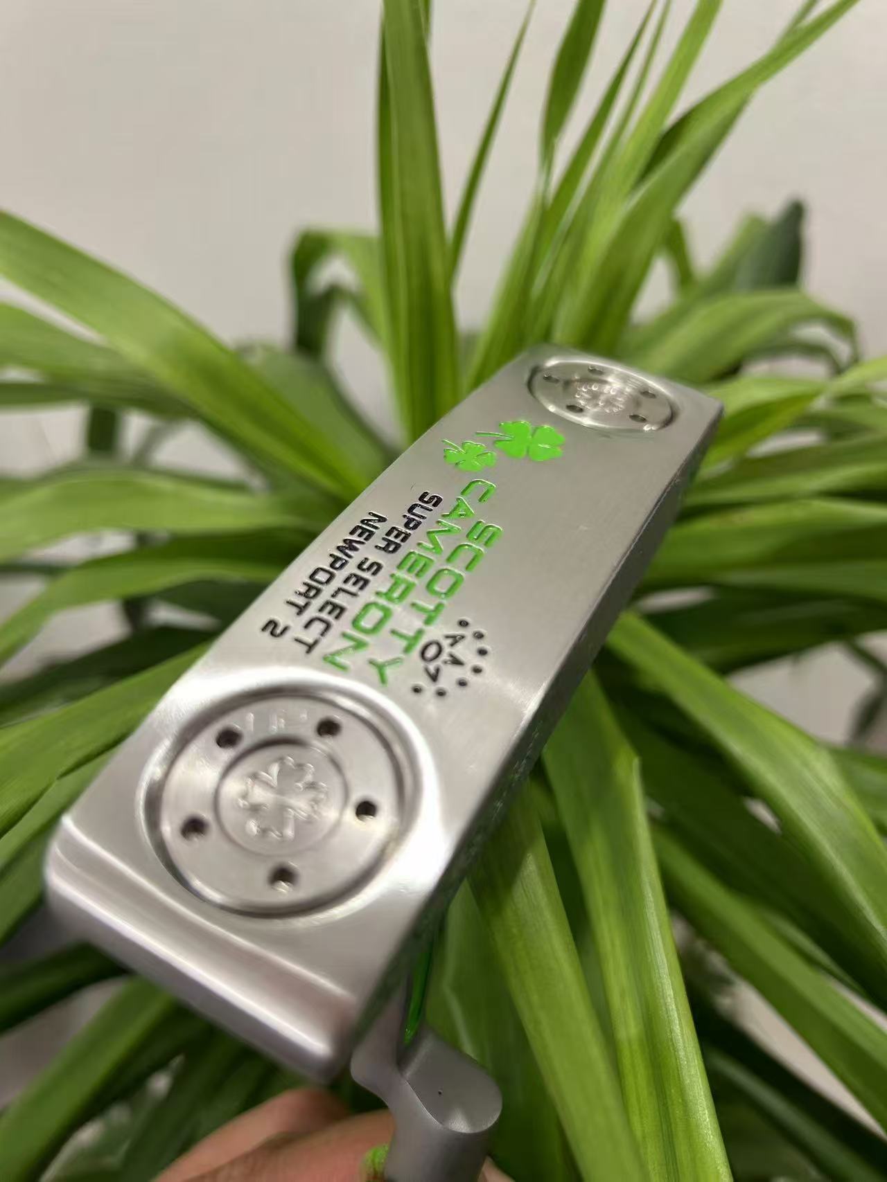 Bild von 2025 Scotty Cameron Select Newport 2  StudioStyle Custom  Four-leaf clover Golf putter  With cover